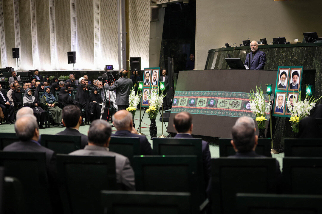 مراسم بزرگداشت شهدای خدمت در صحن مجلس شورای اسلامی با حضور رئیسجمهور/ حداد عادل هم بود+تصویر
