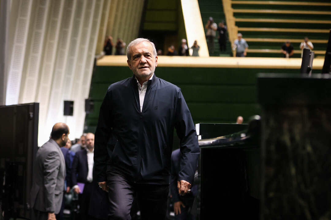 مراسم بزرگداشت شهدای خدمت در صحن مجلس شورای اسلامی با حضور رئیسجمهور/ حداد عادل هم بود+تصویر