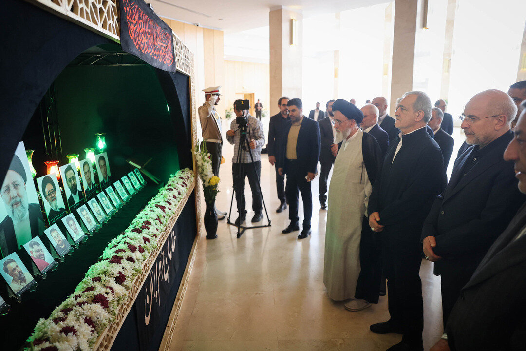 مراسم بزرگداشت شهدای خدمت در صحن مجلس شورای اسلامی با حضور رئیسجمهور/ حداد عادل هم بود+تصویر