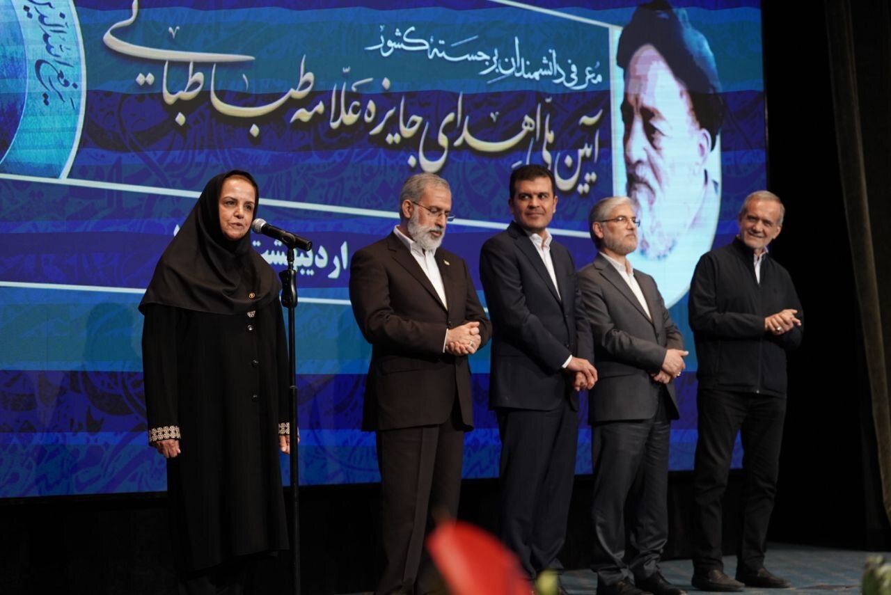 مسعود پزشکیان در جمع دانشمندان برگزیده کشور/ شوخی با وزیر ارشاد در این مراسم+ عکس
