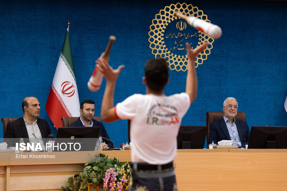 تصاویری از اجرای ورزش باستانی وسط یک جلسه رسمی در وزارت کشور