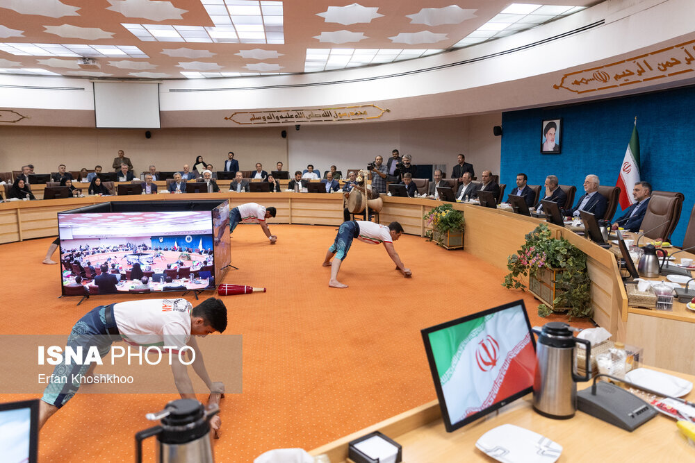 تصاویری از اجرای ورزش باستانی وسط یک جلسه رسمی در وزارت کشور