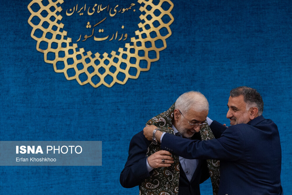 تصاویری از اجرای ورزش باستانی وسط یک جلسه رسمی در وزارت کشور