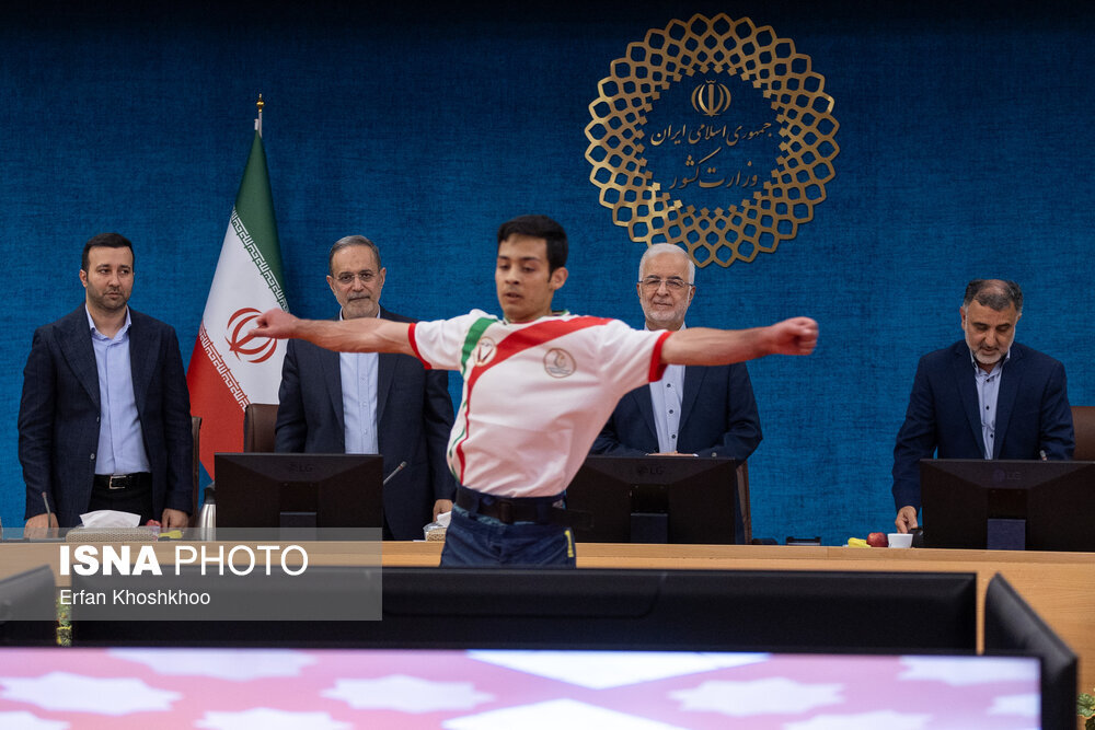 تصاویری از اجرای ورزش باستانی وسط یک جلسه رسمی در وزارت کشور