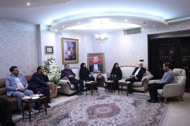 تصاویری از حضور عارف در منزل شهید امیرعبداللهیان/ کدام وزیر کابینه معاون اول را همراهی کرد؟