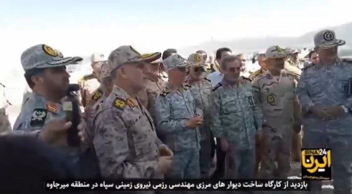 تصاویری از بازدید سرلشکر باقری از کارخانه ساخت دیوارهای بتنی در سیستان و بلوچستان