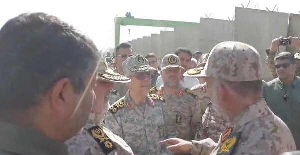 تصاویری از بازدید سرلشکر باقری از کارخانه ساخت دیوارهای بتنی در سیستان و بلوچستان