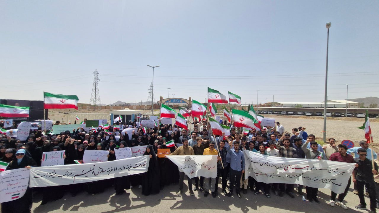 تجمع دانشجویان مقابل یک سایت هستهای+تصاویر