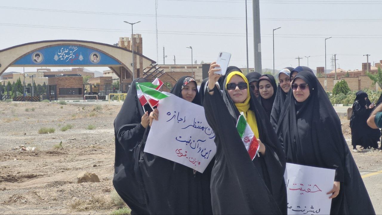 تجمع دانشجویان مقابل یک سایت هستهای+تصاویر