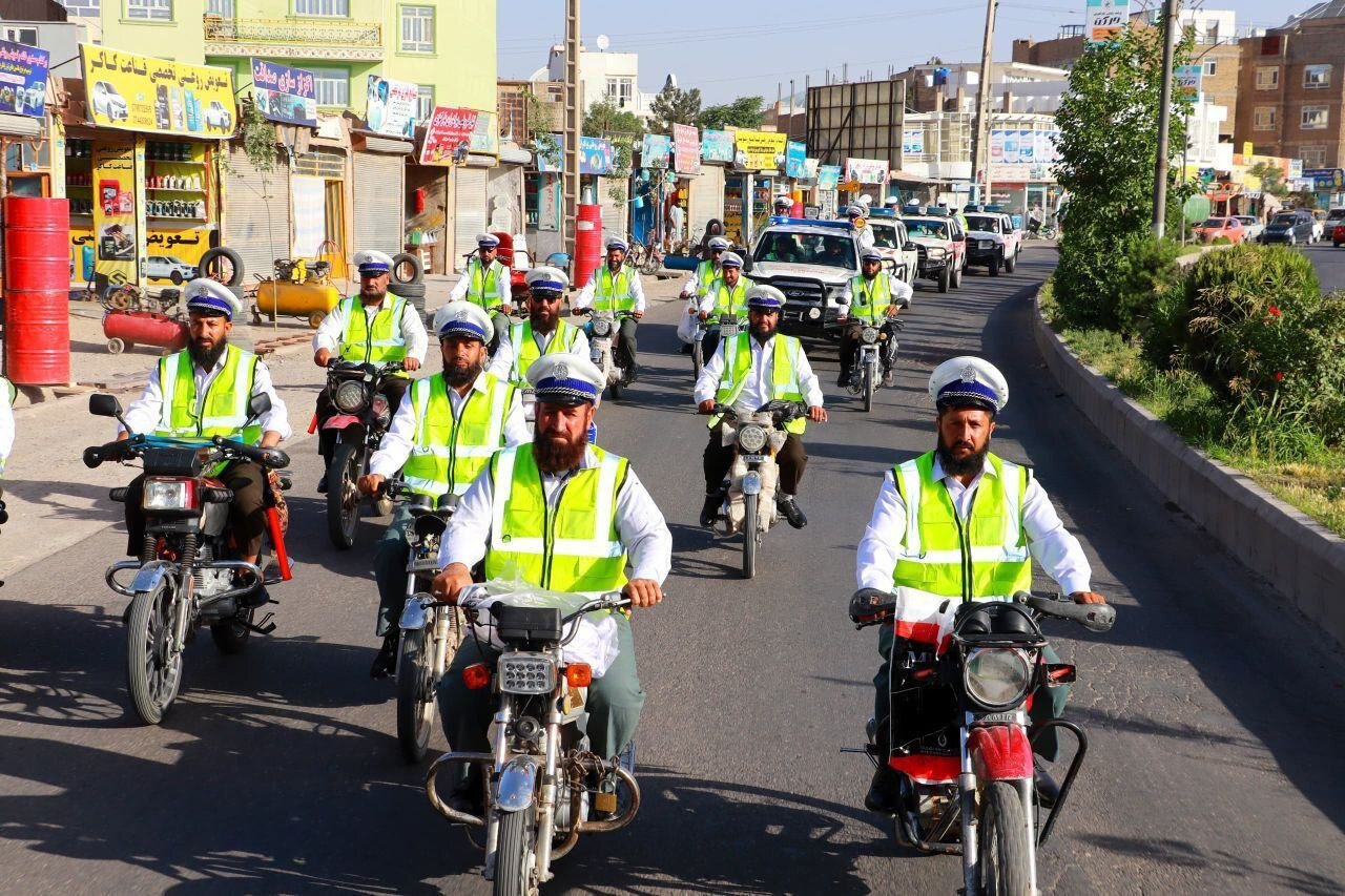 تصاویر | راه اندازی پلیس راهنمایی و رانندگی در هرات افغانستان توسط طالبان!