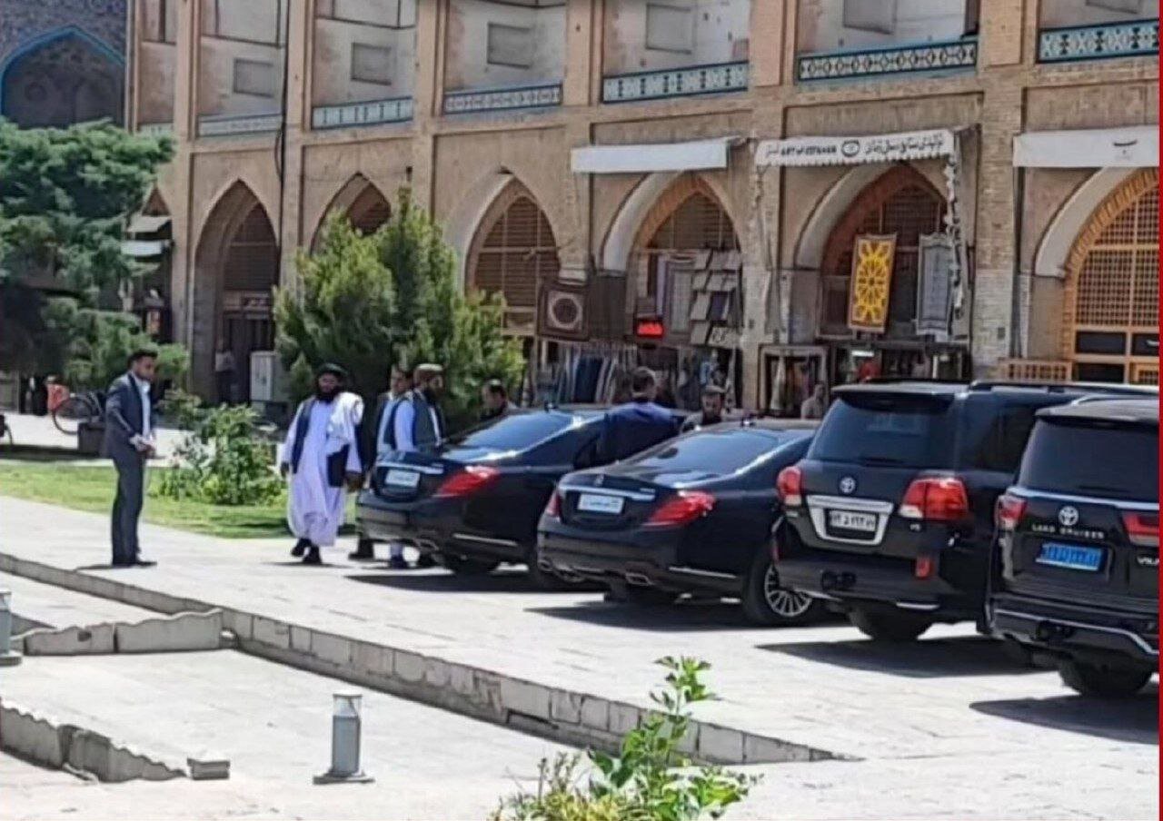 عکس | حضور مقام طالبان در نقش جهان اصفهان