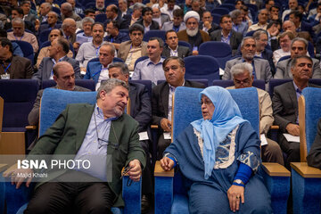 شوخی عجیب با مقام دولت پزشکیان در یک جلسه رسمی/ عباس آخوندی و آذر منصوری هم حضور داشتند شوخی عجیب با مقام دولت پزشکیان در یک جلسه رسمی/ عباس آخوندی و آذر منصوری هم حضور داشتند