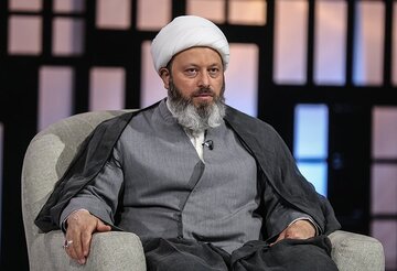 روحانی نزدیک به جلیلی: برای قمارخانه و مراکز فحشا به آنتالیا نروید، به مکه و مدینه بیایید/ اینجا به تنظیمات کارخانه بنی امیه بازگشته!