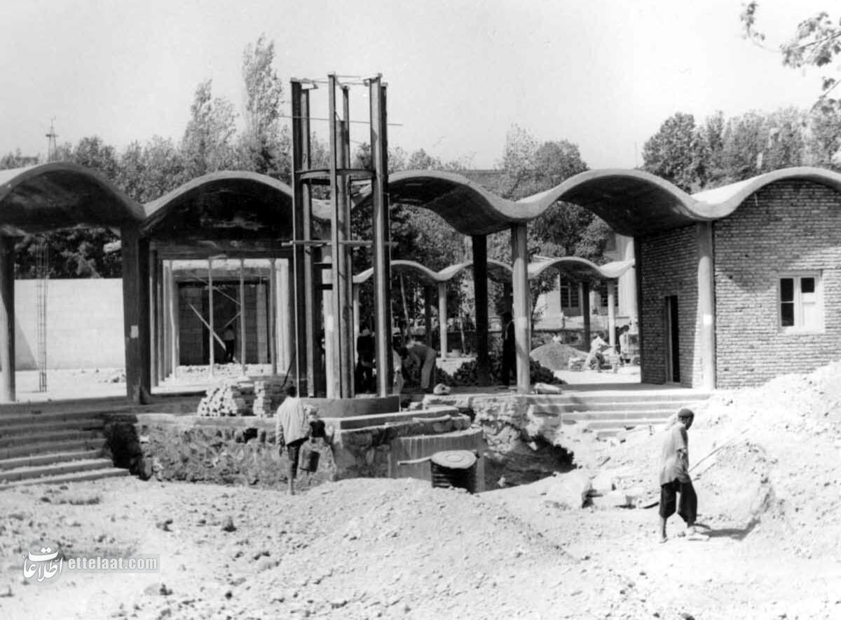 عکسهای منتشرنشده از روزی که شاه کلنگ مسجد دانشگاه تهران را بر زمین زد عکسهای منتشرنشده از روزی که شاه کلنگ مسجد دانشگاه تهران را بر زمین زد