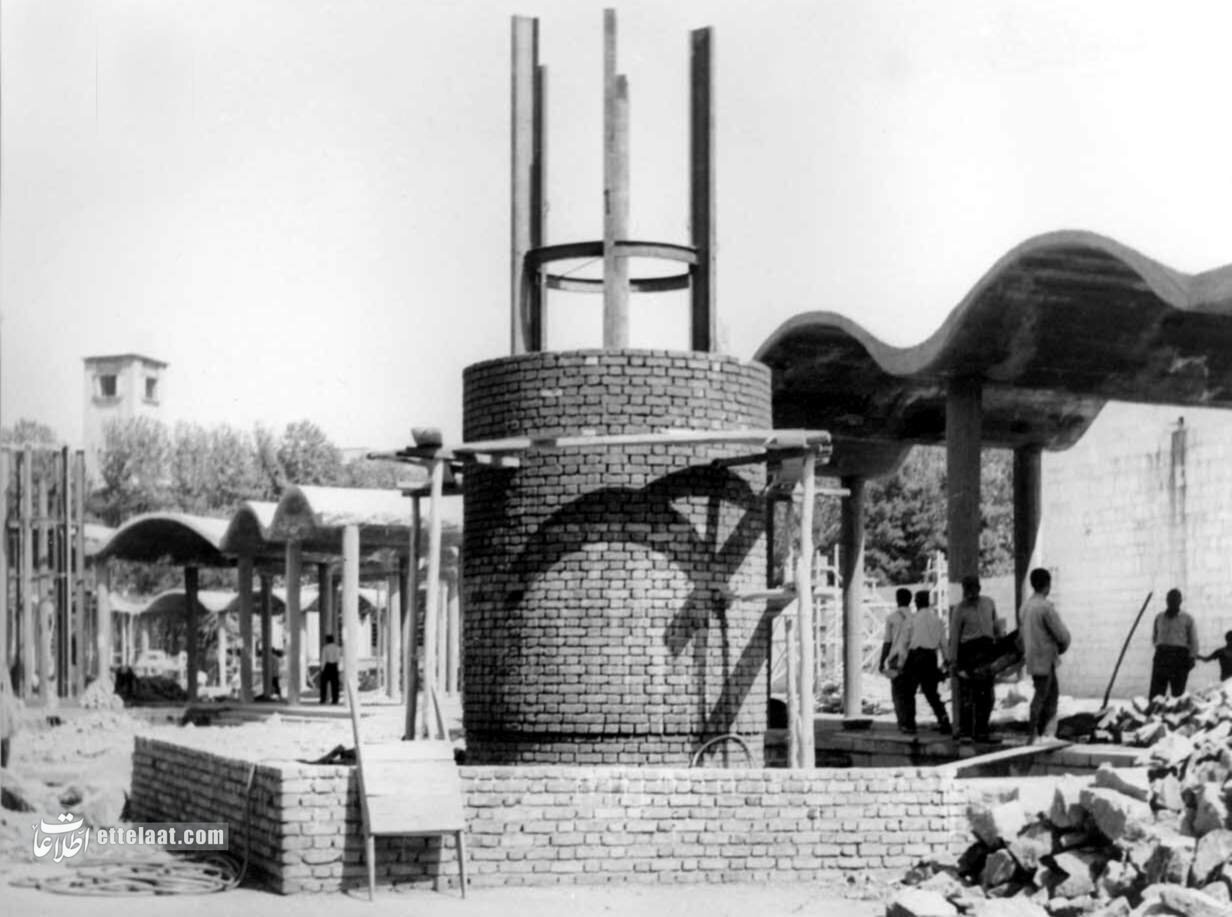 عکسهای منتشرنشده از روزی که شاه کلنگ مسجد دانشگاه تهران را بر زمین زد عکسهای منتشرنشده از روزی که شاه کلنگ مسجد دانشگاه تهران را بر زمین زد