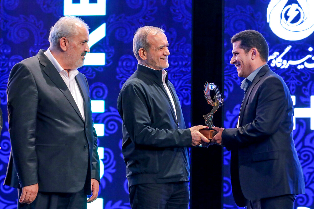 تصاویری از پزشکیان در ششمین جایزه ملی انرژیهای تجدیدپذیر/ نماینده نزدیک به زاکانی کنار رئیس جمهور ایستاد