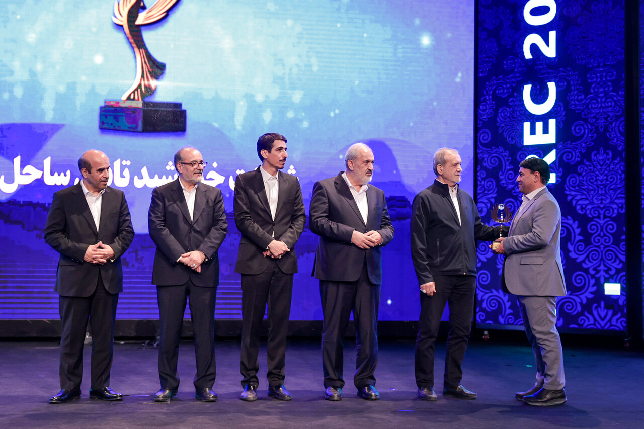 تصاویری از پزشکیان در ششمین جایزه ملی انرژیهای تجدیدپذیر/ نماینده نزدیک به زاکانی کنار رئیس جمهور ایستاد