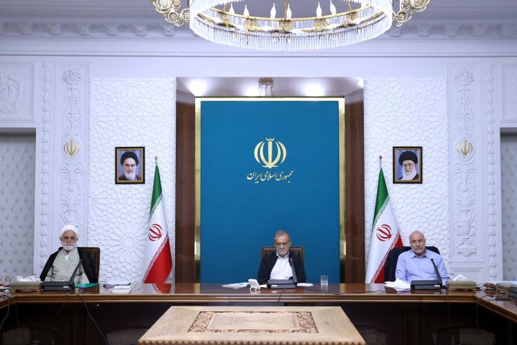 همنشینی سران سه قوه در یک جلسه رسمی/ تاجگردون و محسن رضایی هم حضور داشتند +تصاویر