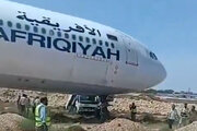 ببینید | اولین تصاویر از خروج هواپیمای حجاج لیبی از باند فرودگاه ابرق لیبی و برجای گذاشتن خسارت زیاد به هواپیما!