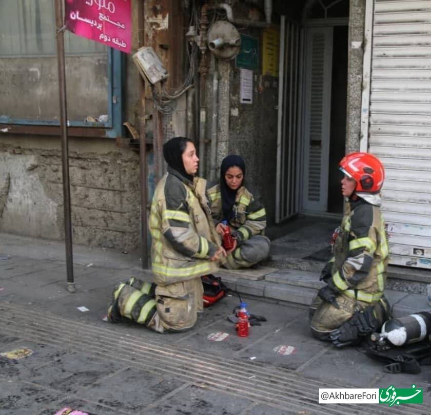 حریق در دفتر اسناد خیابان ستارخان؛ حضور زنان آتشنشان در عملیات/ عکس
