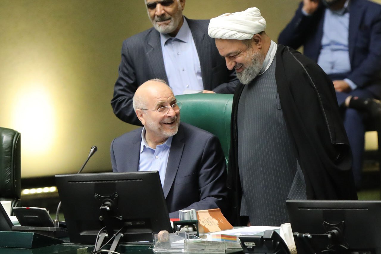 تصاویری از خوش و بش نمایندگان در روز پر چالش مجلس/ ژست متفاوت 2 نماینده برای عکاسان