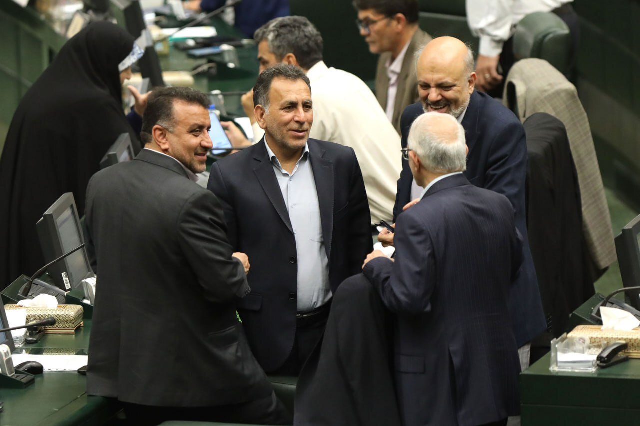 تصاویری از خوش و بش نمایندگان در روز پر چالش مجلس/ ژست متفاوت 2 نماینده برای عکاسان