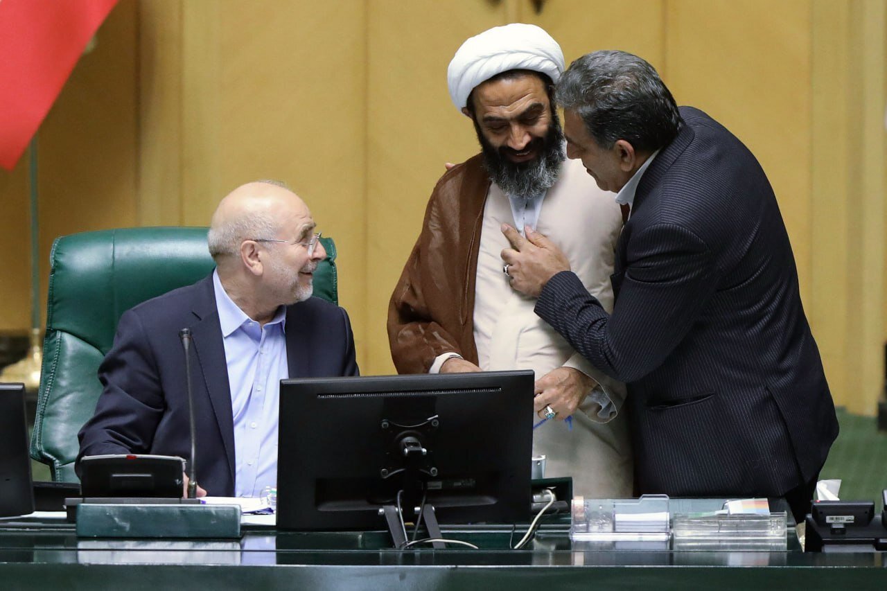 تصاویری از خوش و بش نمایندگان در روز پر چالش مجلس/ ژست متفاوت 2 نماینده برای عکاسان