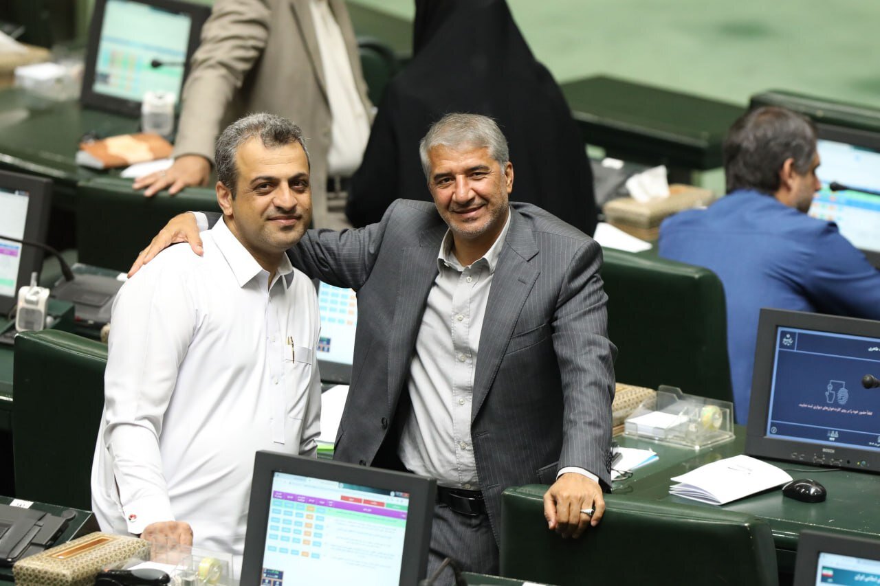 تصاویری از خوش و بش نمایندگان در روز پر چالش مجلس/ ژست متفاوت 2 نماینده برای عکاسان