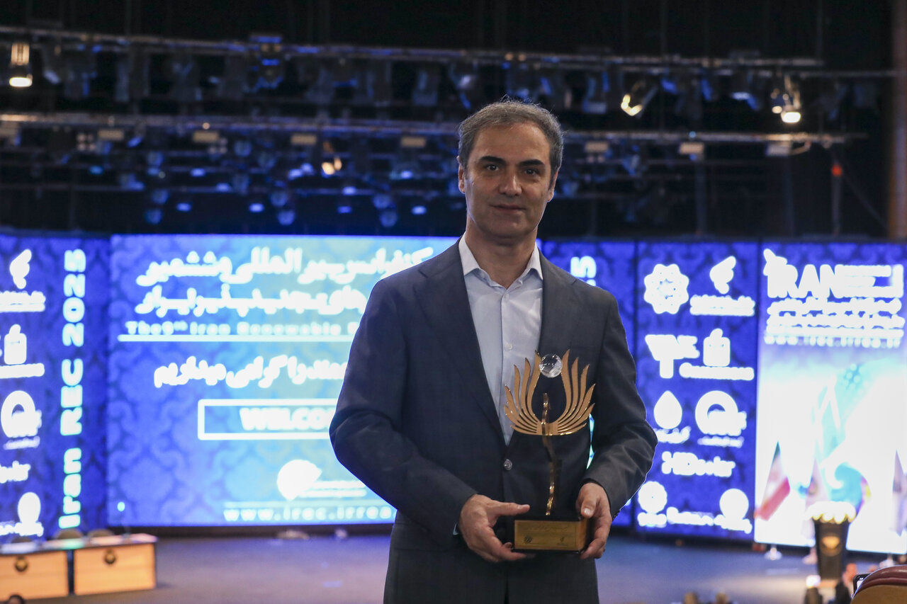 اهدا جایزه برترین پیمانکار EPC سال ۱۴۰۳ توسط رئیسجمهور به شرکت کرچنر سولار گروپ ایرانیان