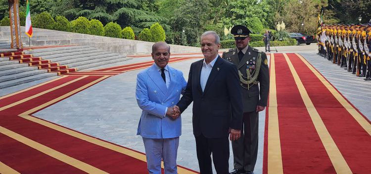 اولین تصویر از استقبال رسمی پزشکیان از نخست وزیر پاکستان