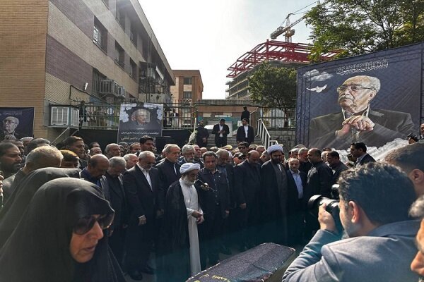 عکسی از اقامه نماز پزشکیان بر پیکر ناصر قفلی