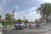 ببینید | برخورد خودروی سواری با یک سرباز در تبریز
