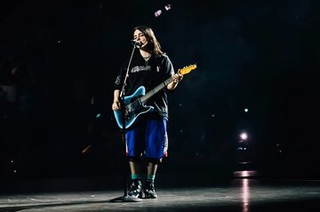 سخنان صریح بیلی آیلیش خطاب به میلیاردرها