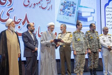 پورمحمدی: ارتش از همان روزهای اول در مقابل تجزیه‌طلبی ایران قد علم کرد