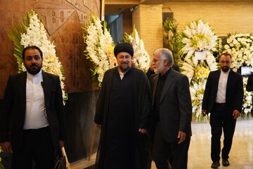 لاریجانی، حسن خمینی، جنتی، هاشمی،  مرعشی، واعظی، جهانگیری و محمدعلی نجفی در یک مراسم