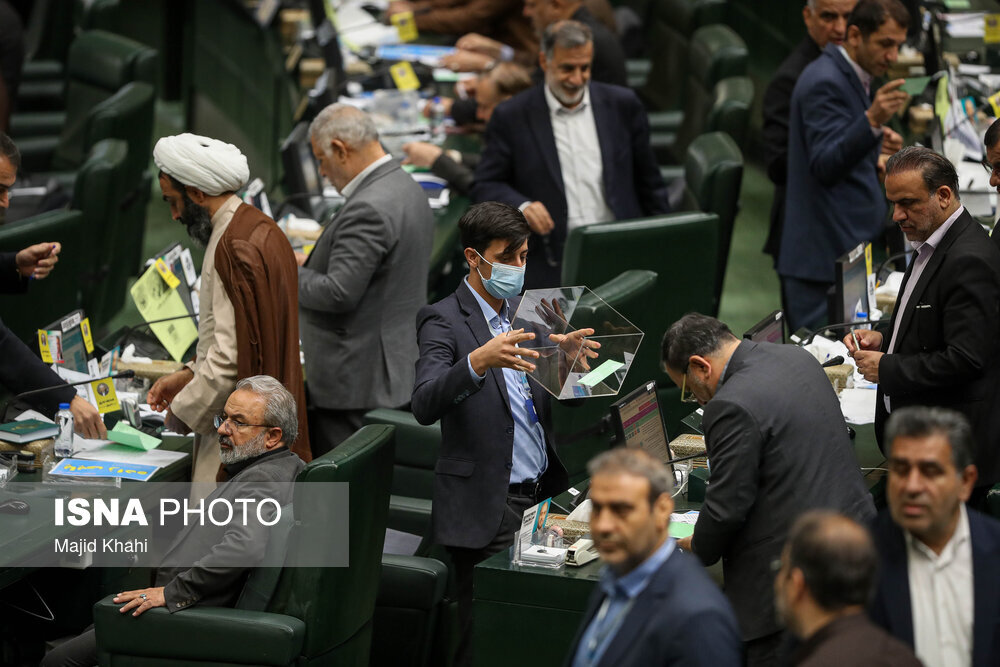 تصاویری از رأی نمایندگان به کاندیداهای هیات رئیسه مجلس/ روح الامینی رأی خود را علنی کرد