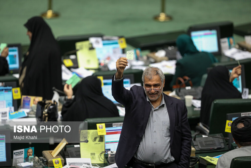 تصاویری از رأی نمایندگان به کاندیداهای هیات رئیسه مجلس/ روح الامینی رأی خود را علنی کرد