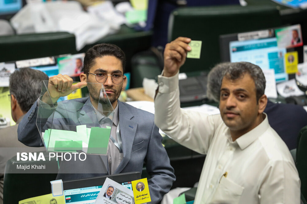 تصاویری از رأی نمایندگان به کاندیداهای هیات رئیسه مجلس/ روح الامینی رأی خود را علنی کرد