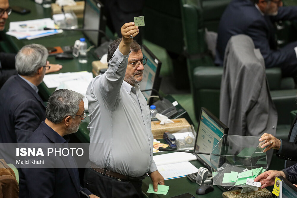 تصاویری از رأی نمایندگان به کاندیداهای هیات رئیسه مجلس/ روح الامینی رأی خود را علنی کرد