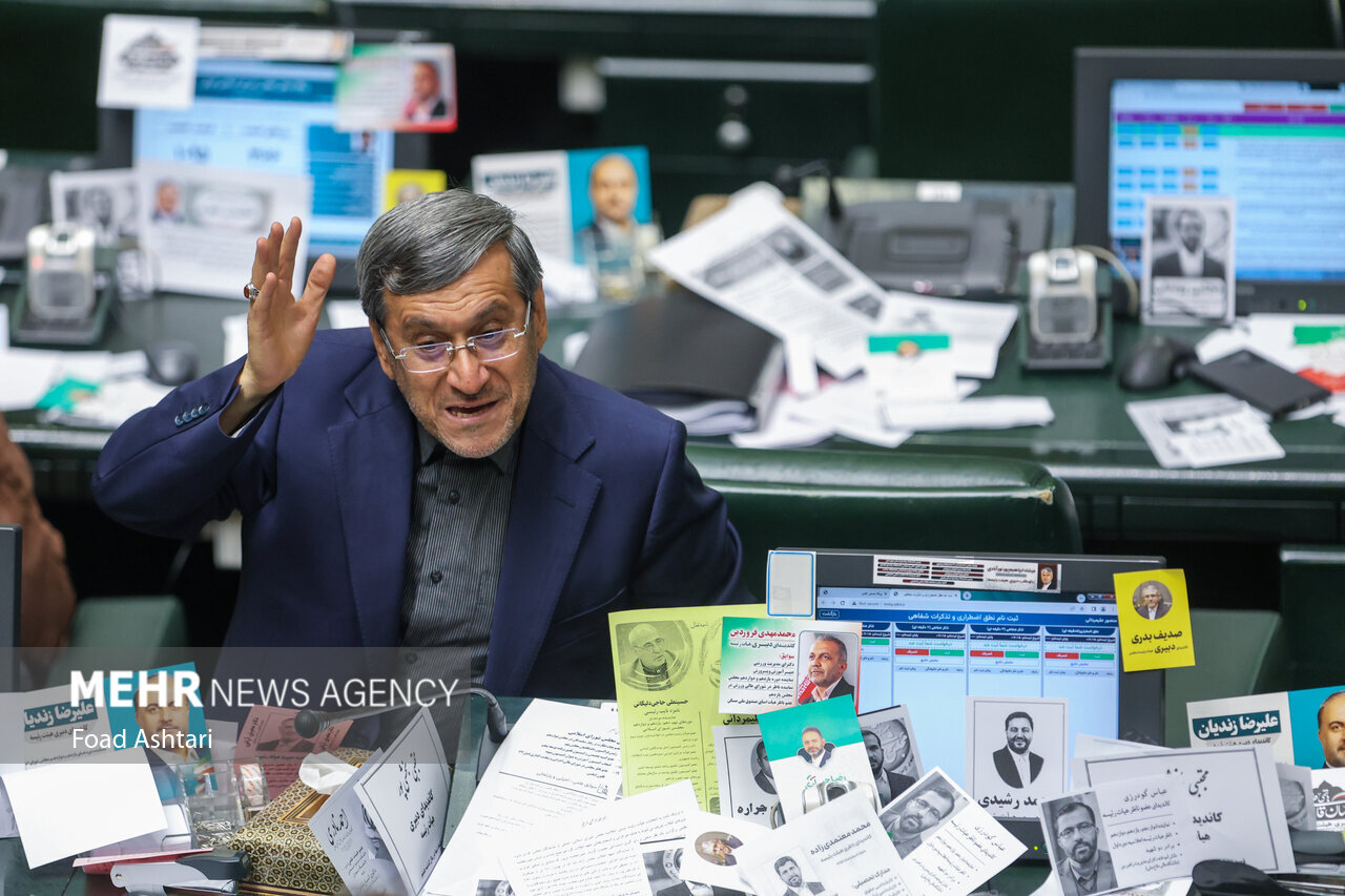 تصاویری از رأی نمایندگان به کاندیداهای هیات رئیسه مجلس/ روح الامینی رأی خود را علنی کرد/ غوغای تراکتهای تبلغیاتی در مجلس