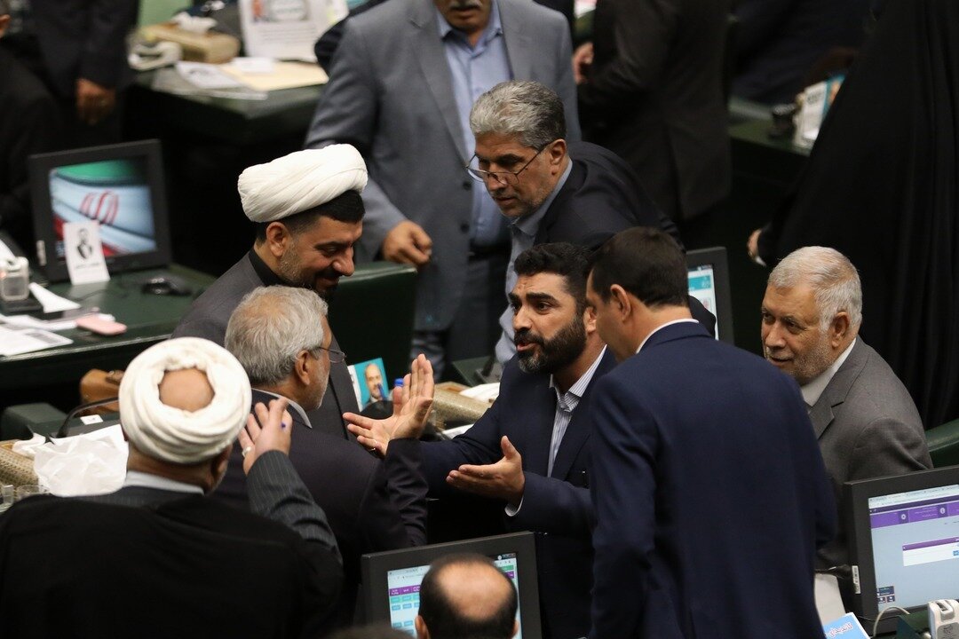 تصاویری از حضور طرفداران قالیباف در جایگاه هیات رئیسه/ بگو مگوی راستنیه با نمایندگان بر سر کاندیداتوری/ تاجگردون شکار عکاسان شد