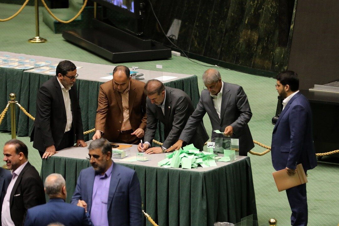 تصاویری از حضور طرفداران قالیباف در جایگاه هیات رئیسه/ بگو مگوی راستنیه با نمایندگان بر سر کاندیداتوری/ تاجگردون شکار عکاسان شد