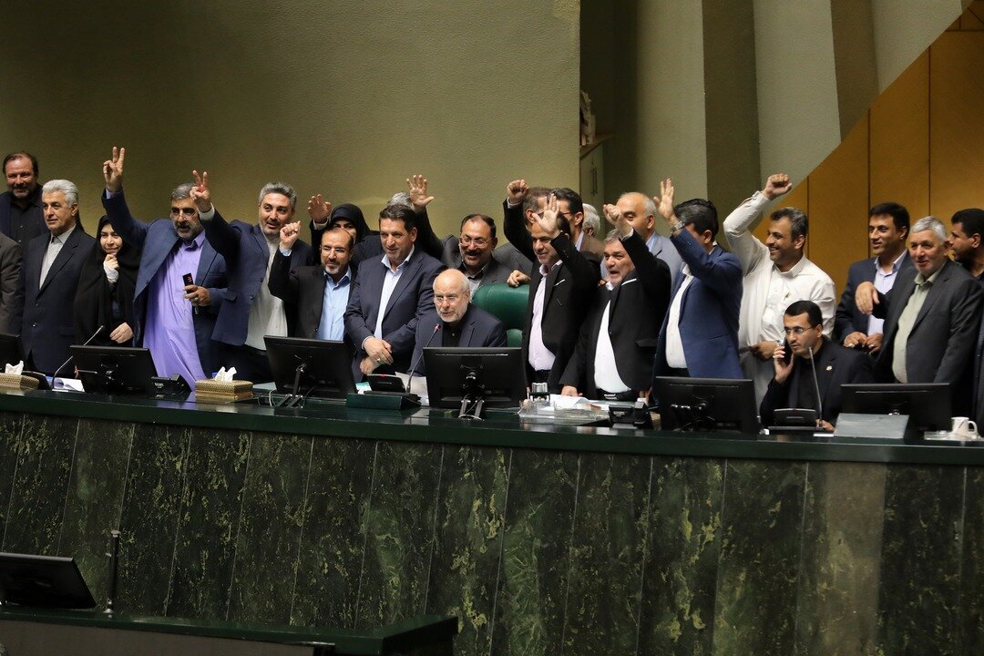 تصاویری از حضور طرفداران قالیباف در جایگاه هیات رئیسه/ بگو مگوی راستنیه با نمایندگان بر سر کاندیداتوری/ تاجگردون شکار عکاسان شد