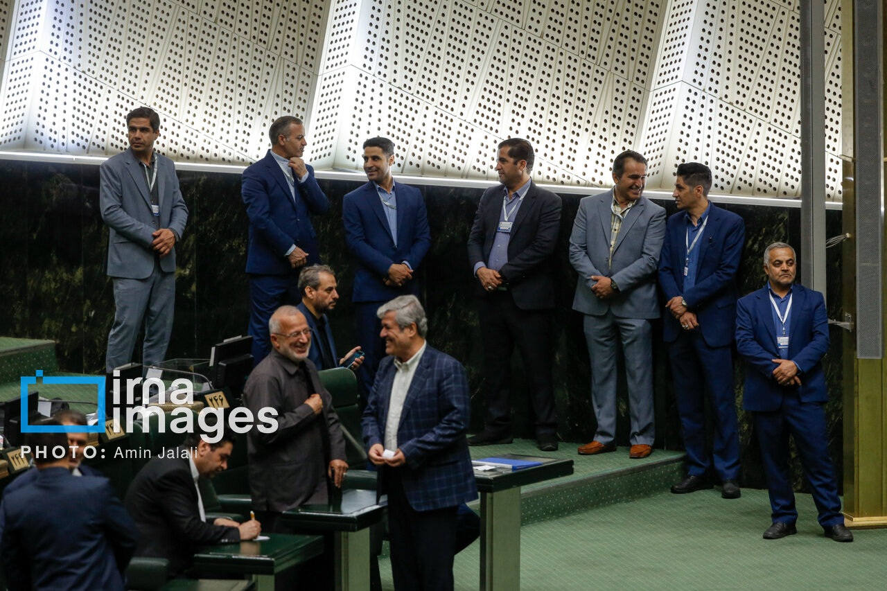 تصاویری از حضور طرفداران قالیباف در جایگاه هیات رئیسه/ بگو مگوی راستنیه با نمایندگان بر سر کاندیداتوری/ تاجگردون شکار عکاسان شد