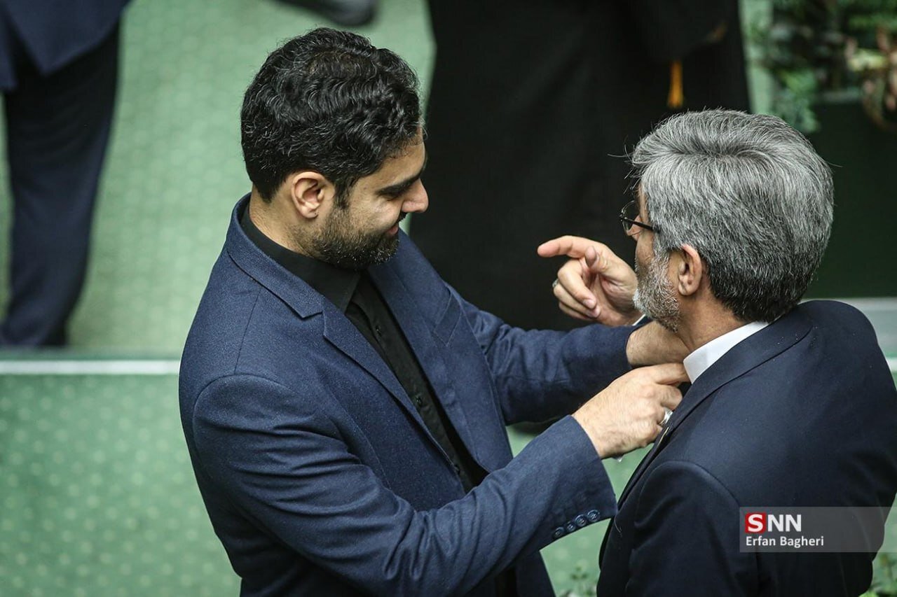 ثابتی دکمه کوچک زاده را بست/ فریاد منادی سپیدان بلند شد/ دو نایب رئیس مجلس با هم روبوسی کردند+ تصاویر