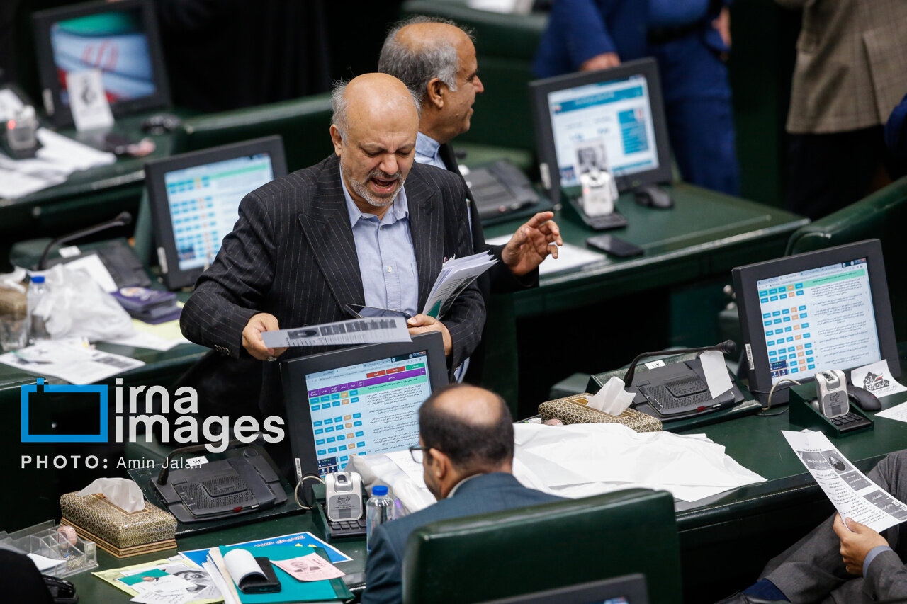 ثابتی دکمه کوچک زاده را بست/ فریاد منادی سپیدان بلند شد/ دو نایب رئیس مجلس با هم روبوسی کردند+ تصاویر