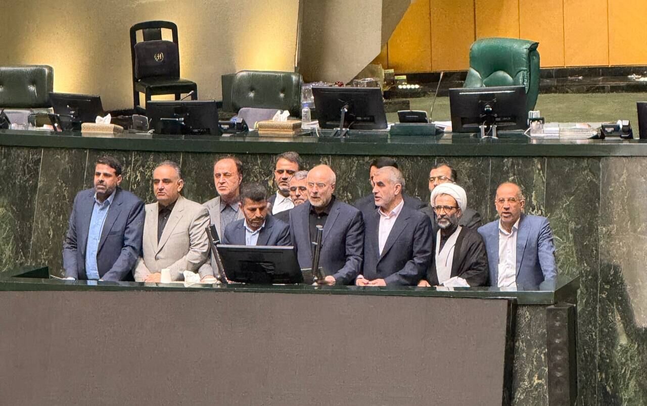 تصویری از لحظه سوگند یاد کردن اعضای جدید هیئت رئیسه مجلس