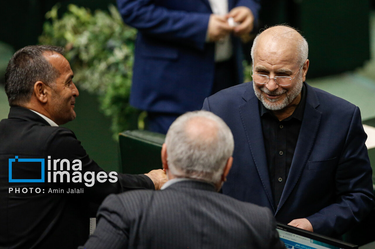 لحظهای که قالیباف رای اعتماد مجلس را گرفت / رییس مجلس در کنار یاران پارلمانی خود