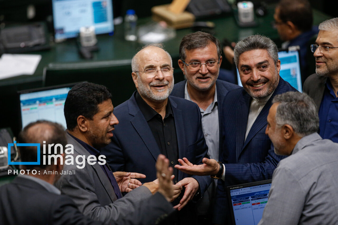 لحظهای که قالیباف رای اعتماد مجلس را گرفت / رییس مجلس در کنار یاران پارلمانی خود