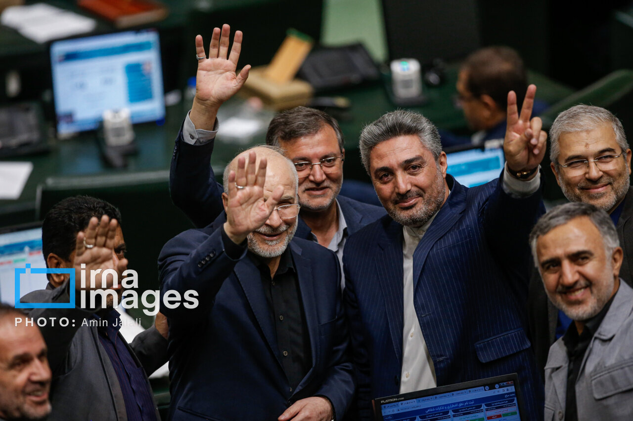 لحظهای که قالیباف رای اعتماد مجلس را گرفت / رییس مجلس در کنار یاران پارلمانی خود